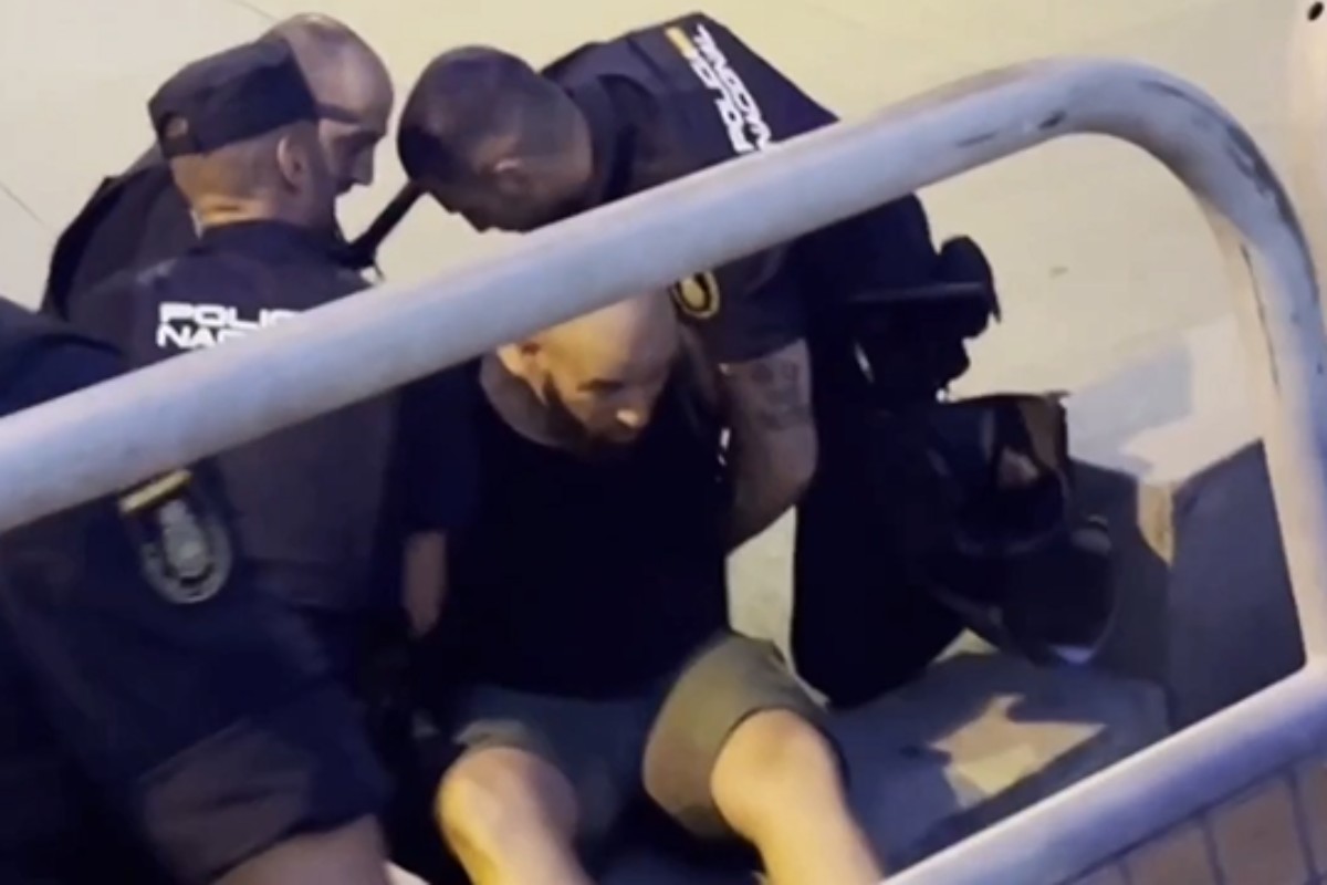 La Policía de Marlaska carga y detiene a un joven que se manifestaba de forma pacífica en Madrid: «Esto no es una democracia. Nos están robando el país»