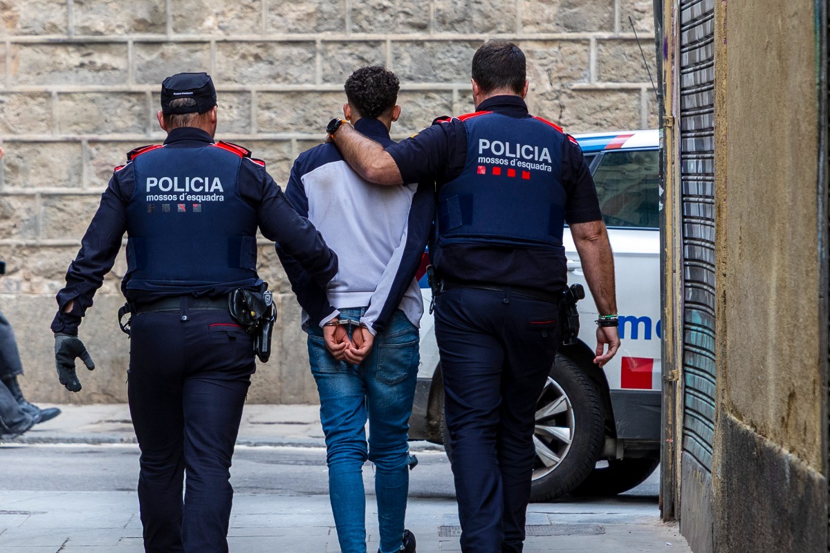 Continúa en libertad un peligroso atracador marroquí que ha robado a punta de pistola en varias gasolineras de Barcelona