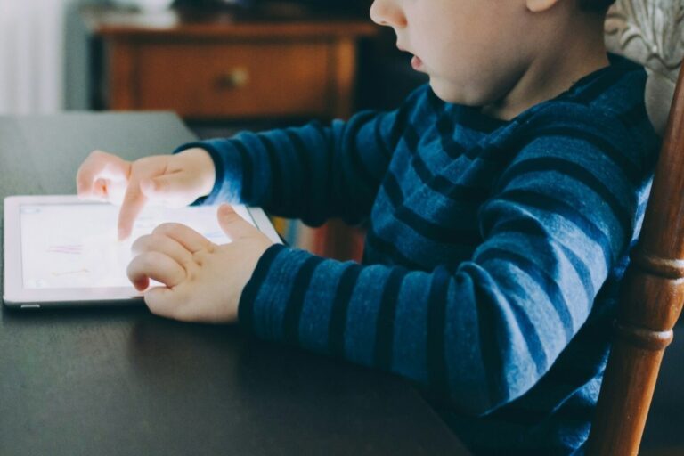 Los niños que usan pantallas más de dos horas al día tienen más del doble de probabilidad de tener TDAH