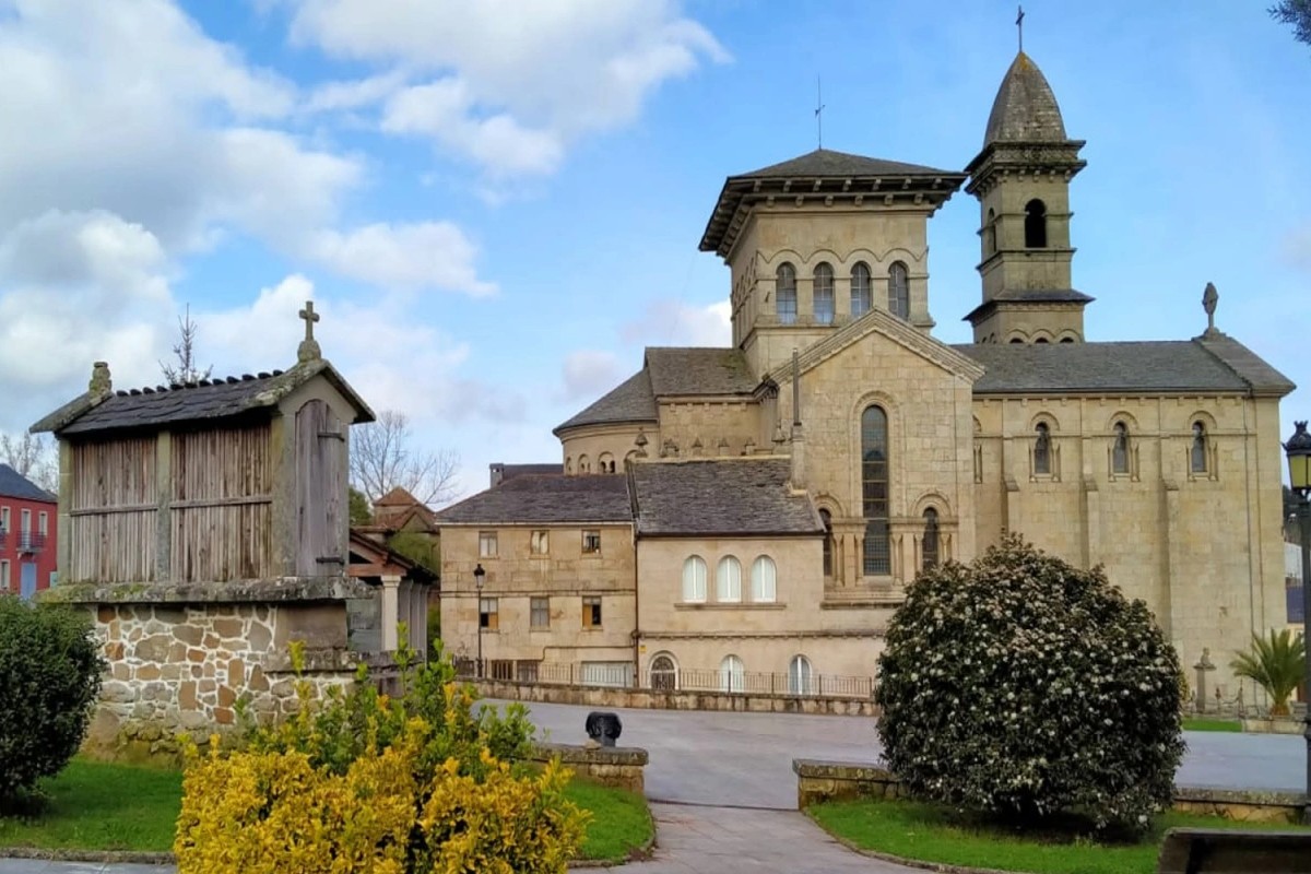 Profanan una iglesia de Lugo, esparcen las sagradas formas por la plaza del pueblo y roban el copón de plata