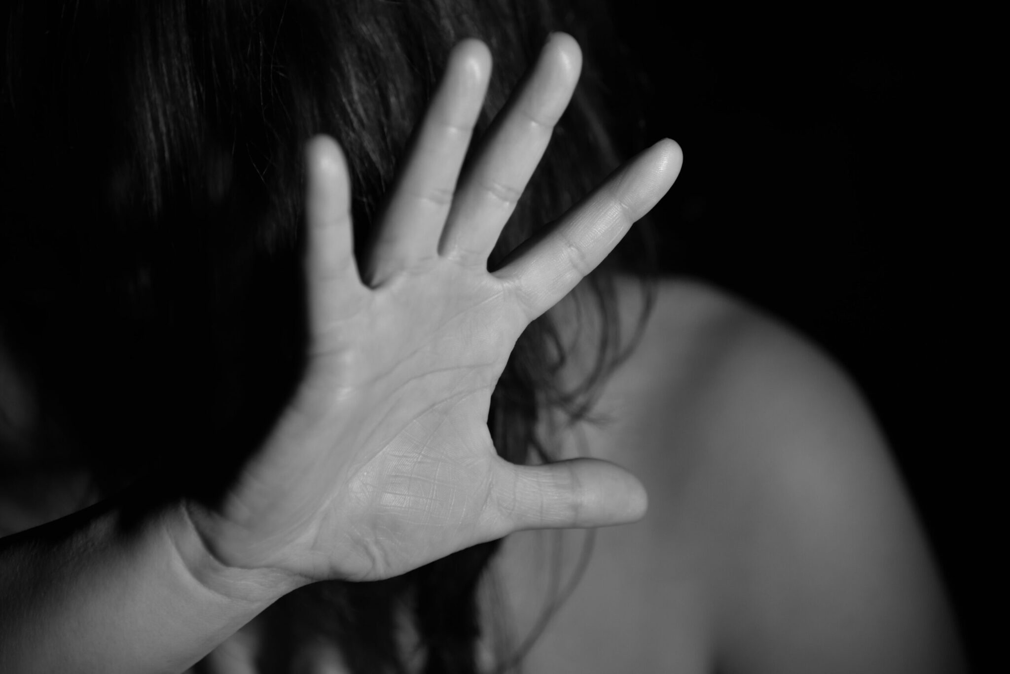 Juzgan a un inmigrante árabe por abusar durante nueve años de una mujer delante de su hijo de cuatro años y violar a una clienta de su taxi en Dinamarca