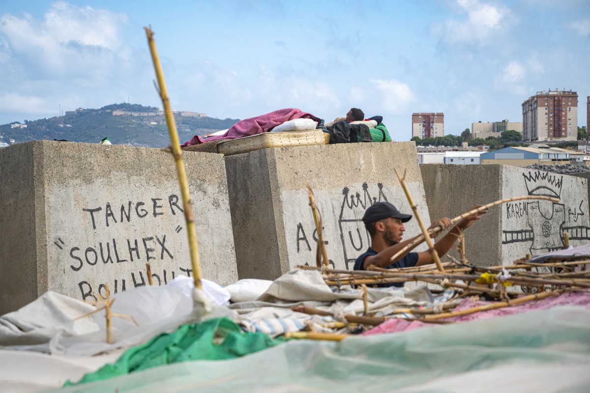 La playa de Benítez de Ceuta se consolida como nuevo asentamiento: 700 invasores sobre la arena y las escolleras de la desaladora