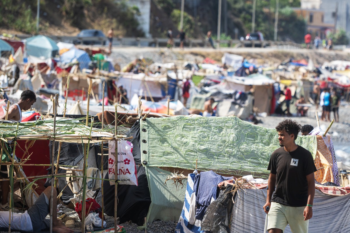 El caos en la playa del Trampolín de Ceuta: alquileres de tiendas de campaña, más de 1.200 chabolas y casi 4.000 invasores