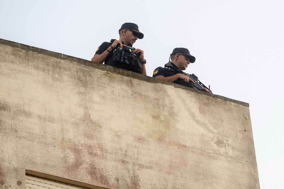 El Gobierno de Sánchez sigue ayudando al enemigo: reduce de 12 a 8 los policías que vigilan el puesto fronterizo de Ceuta