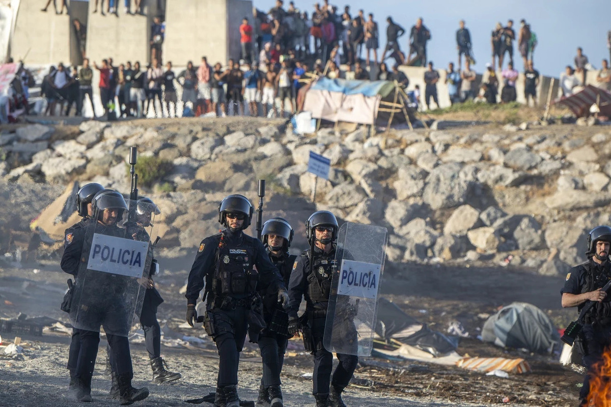 Deportan a 12 invasores marroquíes de Ceuta por acometer robos, agredir a agentes y lanzar piedras contra militares