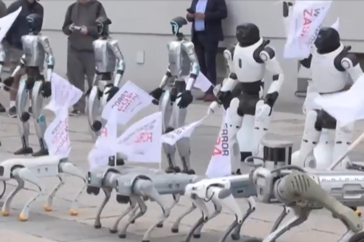 Varsovia acoge la primera «protesta de robots» para exigir límites a la IA y proteger los empleos humanos