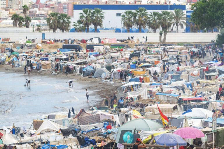 Más de 10.000 invasores continúan en la playa del Trampolín ante la indignación y el miedo de los ceutíes