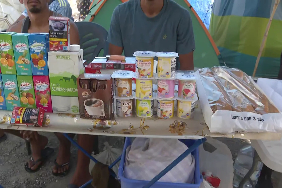 Los invasores crean una ciudad paralela en la playa del Trampolín: supermercados y cortes de pelo mientras a los ceutíes les racionan alimentos