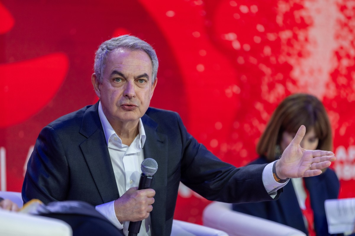 Zapatero tiene a su disposición un despliegue policial, formado por 6 agentes y 4 coches, que usa para blindar sus citas personales