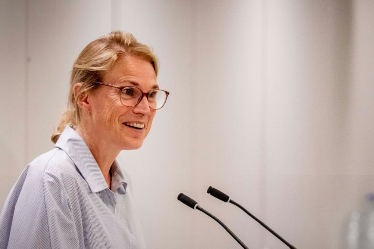 La ministra de Vivienda neerlandesa justifica la prioridad a refugiados porque los jóvenes nacionales «pueden vivir con sus padres»