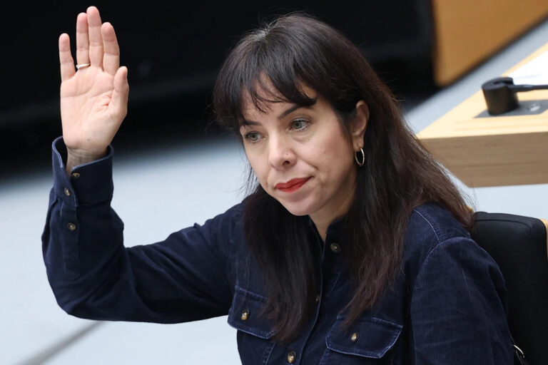 La ganadora de las elecciones de Berlín de la extrema izquierda confiesa por error que Hamás controla su partido y teme por su vida