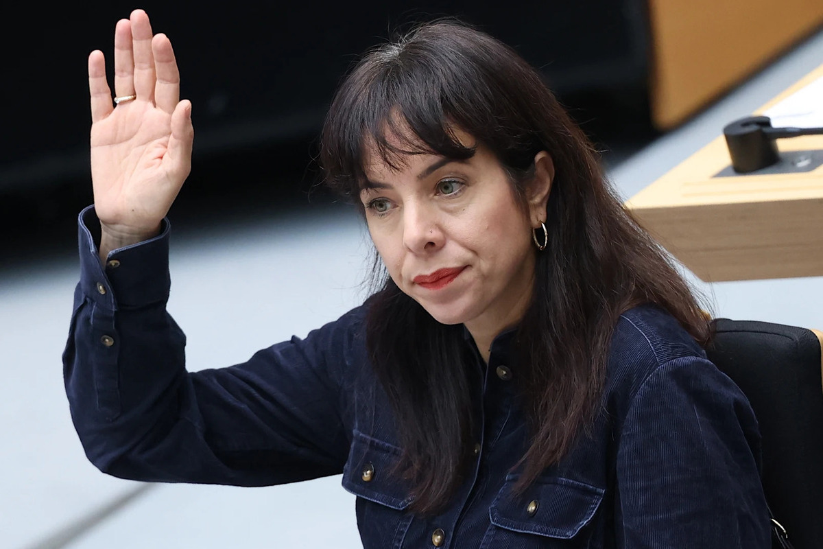 La ganadora de las elecciones de Berlín de la extrema izquierda confiesa por error que Hamás controla su partido y teme por su vida