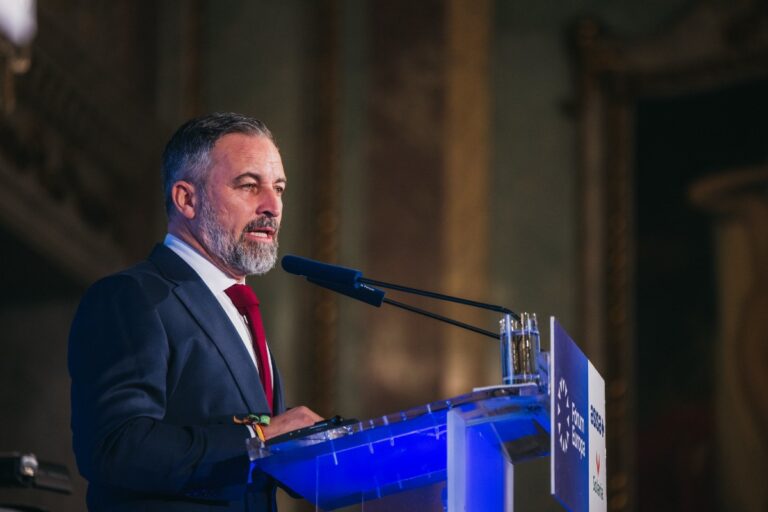 Santiago Abascal desmonta la mentira de Pedro Sánchez: «Que los pensionistas estén tranquilos. Las pensiones se van a pagar. Las pensiones se ponen en riesgo si continúa este Gobierno»