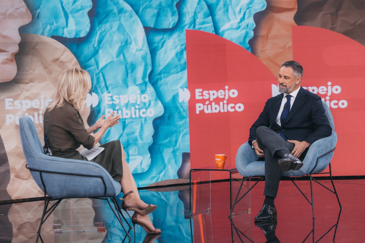 Santiago Abascal pide a los españoles ir a votar presencialmente el 29-N: «Les animo a que no voten por correo. No me fío absolutamente de nada que pueda hacer Pedro Sánchez»