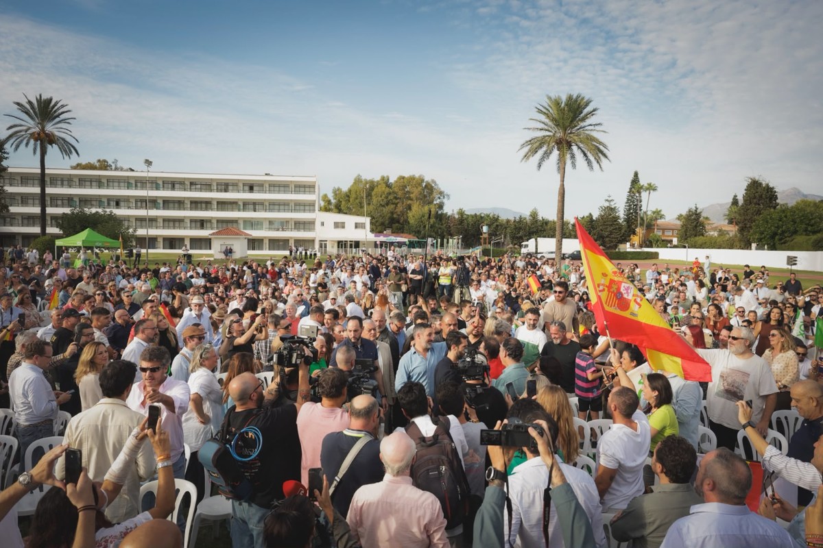 Santiago Abascal defiende la remigración en un multitudinario acto en Estepona: «Quienes han venido a vivir de las ayudas sociales que no alcanzan a los españoles tienen que remigrar a su país»