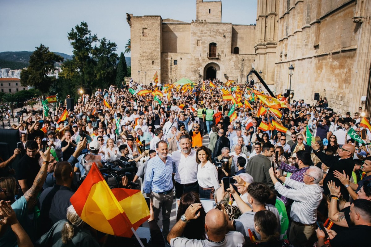 Santiago Abascal llama en un multitudinario acto en Mallorca a la movilización el 29-N y reivindica el programa de sentido común de VOX: «Los españoles primero»