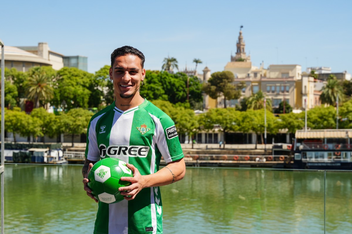 Otro futbolista al que roban en su casa mientras disputaba un partido: Antony, del Betis, el último perjudicado