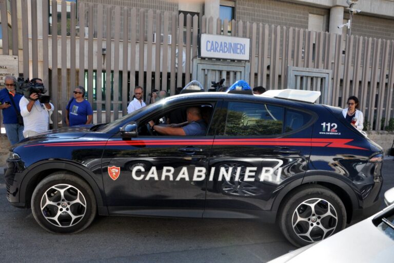 Detenidos dos inmigrantes egipcios por atracar a una madre con su bebé en Milán: la tiraron al suelo y el niño sufrió una lesión en la cabeza
