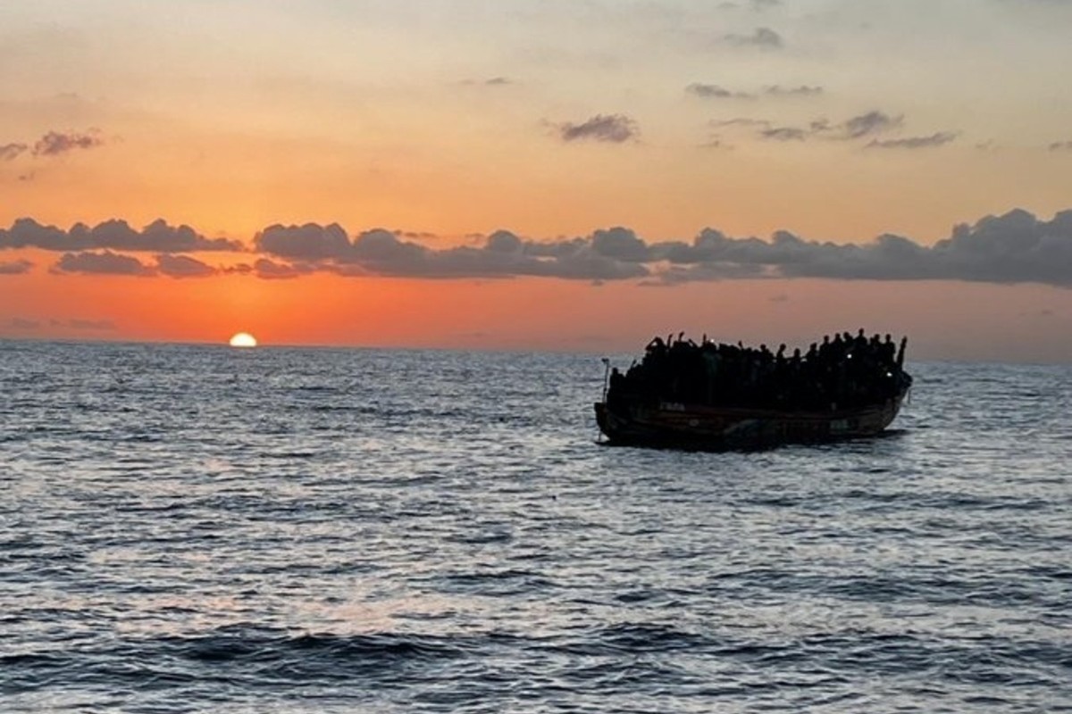 Invasión migratoria: interceptan un cayuco con 96 ilegales en aguas cercanas a Lanzarote y localizan otro próximo al sur de Gran Canaria