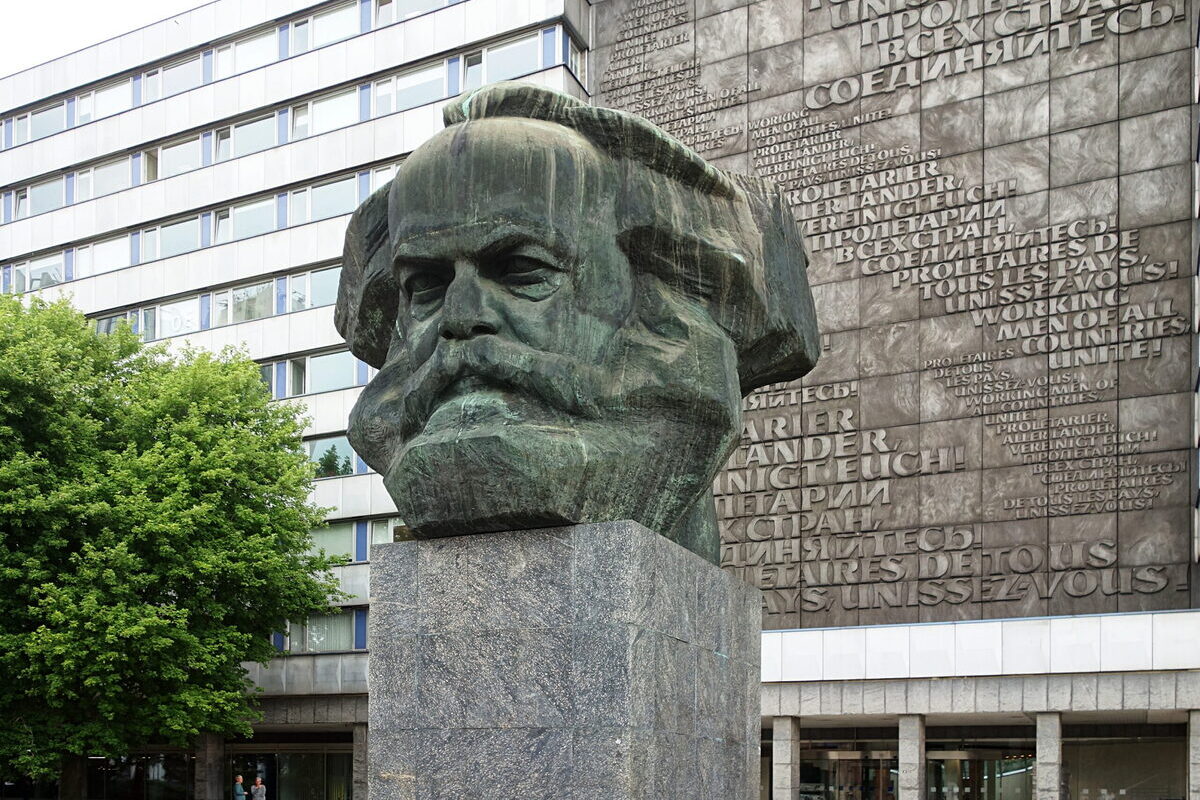 Dos inmigrantes iraníes raptan a una joven en Sajonia (Alemania) y la violan junto a una estatua de Karl Marx