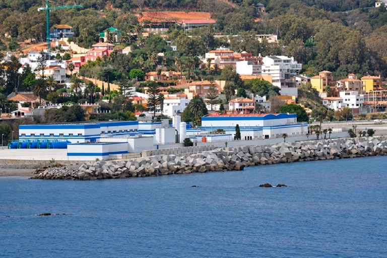Vecinos de Ceuta denuncian que ya sólo beben agua de botella por miedo a la contaminación: «Los invasores se duchan en la desaladora»