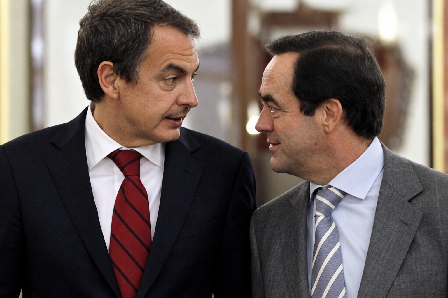 El testigo de Anticorrupción implica a Bono en la trama de corrupción: le acusa de intermediar en el negocio de las joyas de Zapatero