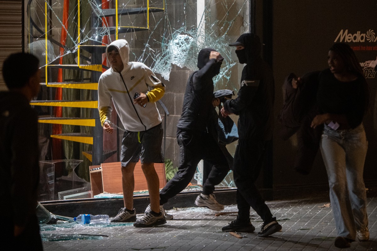 Radicales de ultraizquierda provocan destrozos, saquean comercios y se enfrentan a los Mossos en el centro de Barcelona durante una concentración convocada en redes