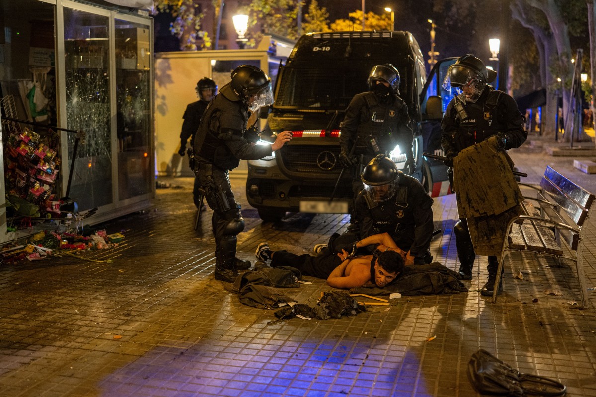 Al menos 100 detenidos, el 25% menores, y 14 comercios saqueados en la violencia magrebí y ultraizquierdista en Barcelona, según el primer balance