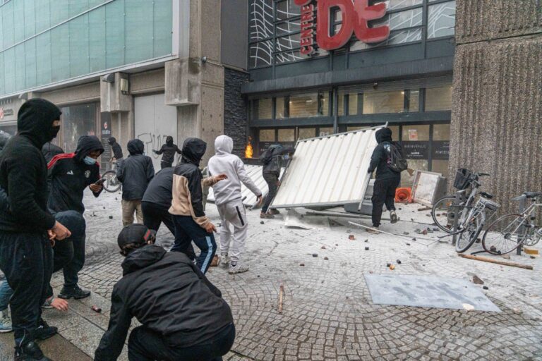 Macron crea un gabinete de crisis ante los disturbios en Francia e insta a los prefectos a «prohibir ciertas reuniones» tras la «violencia desenfrenada»