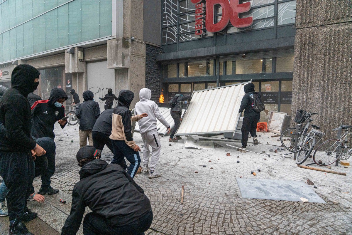 Macron crea un gabinete de crisis ante los disturbios en Francia e insta a los prefectos a «prohibir ciertas reuniones» tras la «violencia desenfrenada»