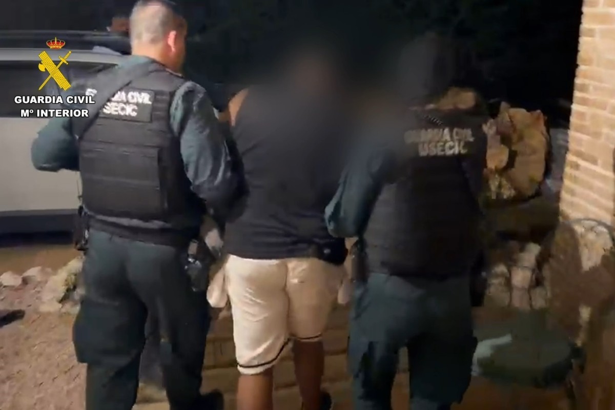 La Guardia Civil incauta casi 3.0000 kilos de cocaína y cuatro fusiles Kalashnikov en una casa rural de Guadalajara