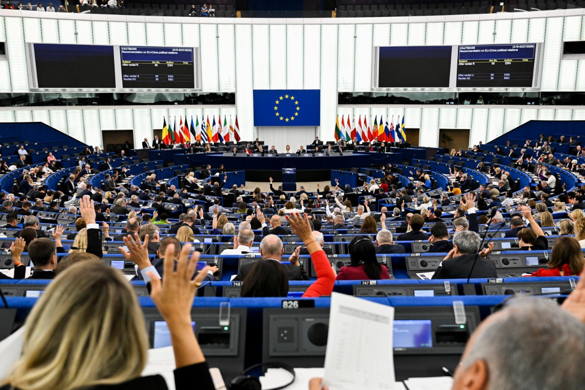 El Parlamento Europeo aprueba una resolución contra el islamismo: prohibirá el burka en público y pedirá incluir a Hermanos Musulmanes en la lista terrorista