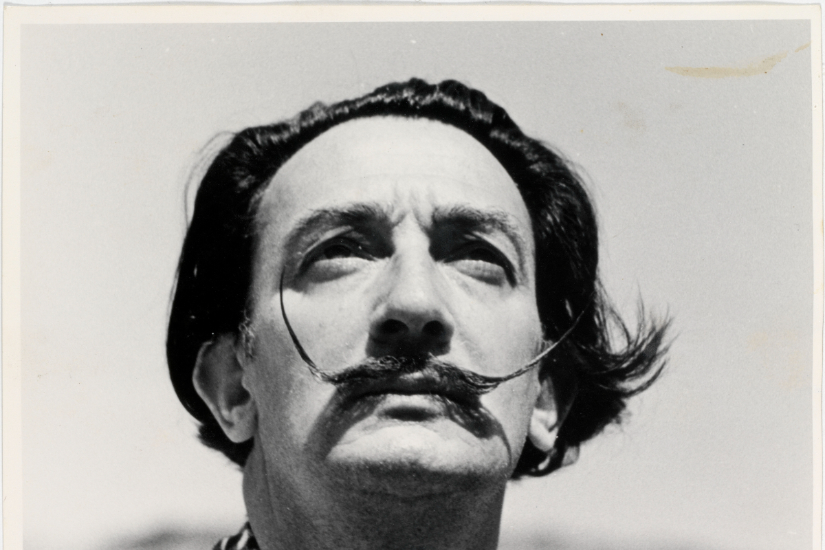 Roban en Francia un libro único y de valor incalculable con una cubierta de bronce diseñada por Salvador Dalí