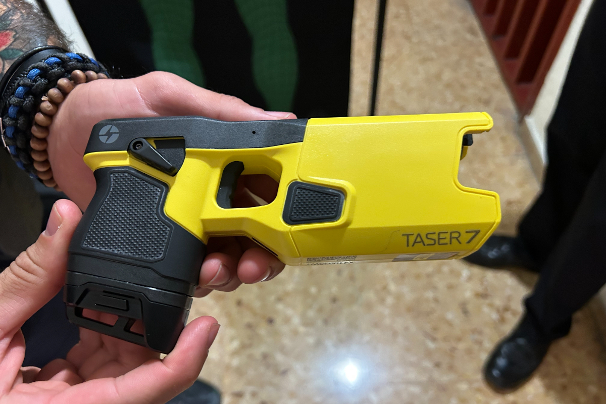 Una banda asalta en Madrid un camión con cientos de pistolas táser destinadas a la Policía Nacional
