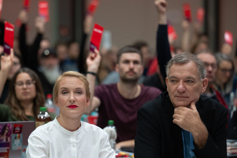 La líder de La Izquierda de Alemania imagina un futuro con cuatro horas de trabajo y otras cuatro dedicadas a la política