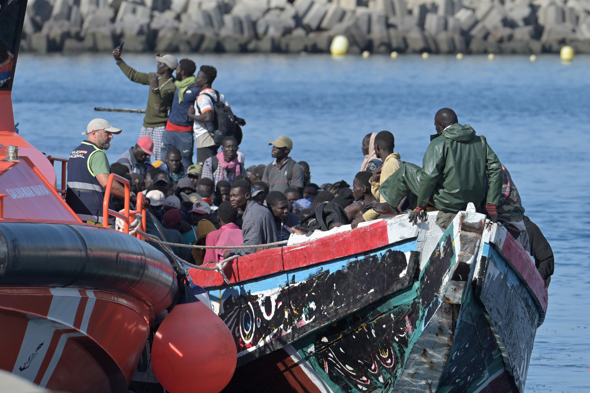 El Hierro vuelve a rozar el colapso tras la llegada de 1.652 inmigrantes ilegales a Canarias en apenas dos semanas