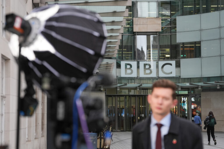La propia BBC revela que paga menos a los empleados blancos en seis de sus siete escalas salariales