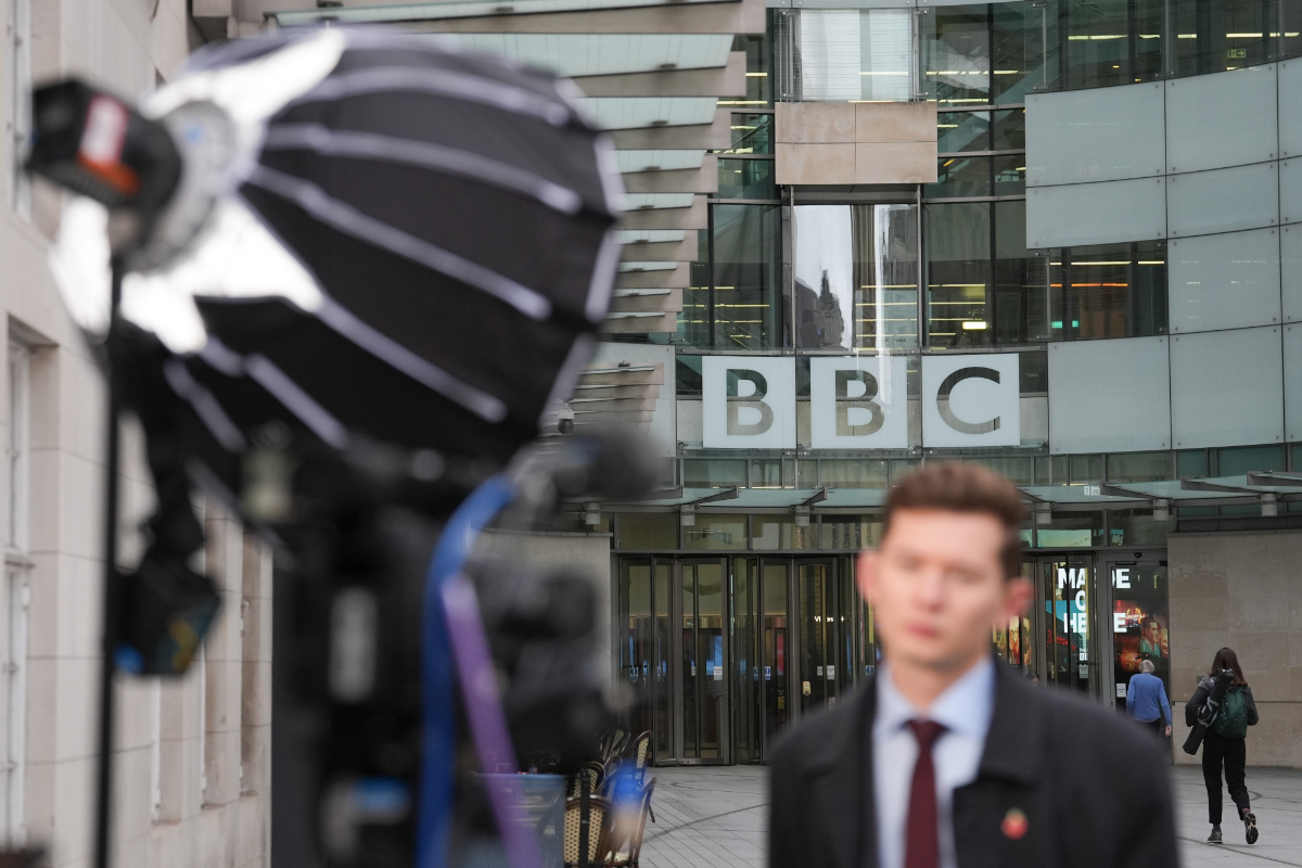 La propia BBC revela que paga menos a los empleados blancos en seis de sus siete escalas salariales