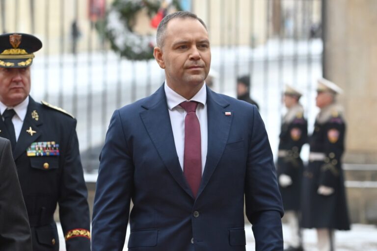 El presidente de Polonia, Karol Nawrocki, logra ingresar al Tribunal Constitucional en medio de las protestas: «Es un delito que hayan intentado impedir mi entrada»