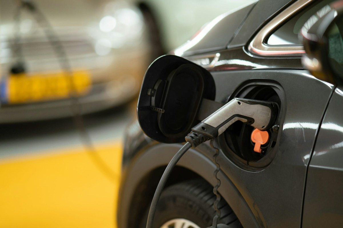 El 65% de los españoles rechaza el veto europeo a los coches de combustión de 2035 y exige flexibilizar las restricciones climáticas de Bruselas