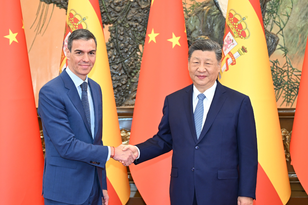 La dependencia de España del régimen de Xi Jinping se dispara con Pedro Sánchez: las importaciones superan los 35.800 millones
