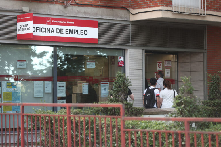 España ya tiene 85 personas que cobran del Estado por cada 100 trabajadores del sector privado