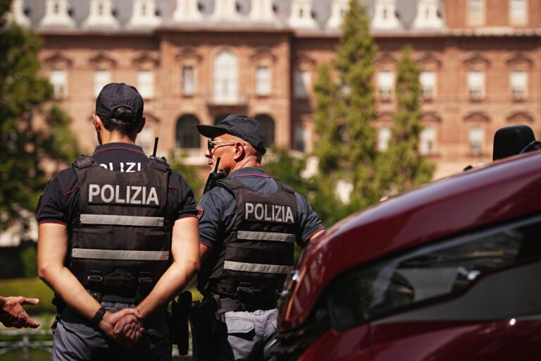 Un adolescente tunecino sale ileso judicialmente tras prender fuego a un vagabundo en Sanremo (Italia) para robarle una mochila