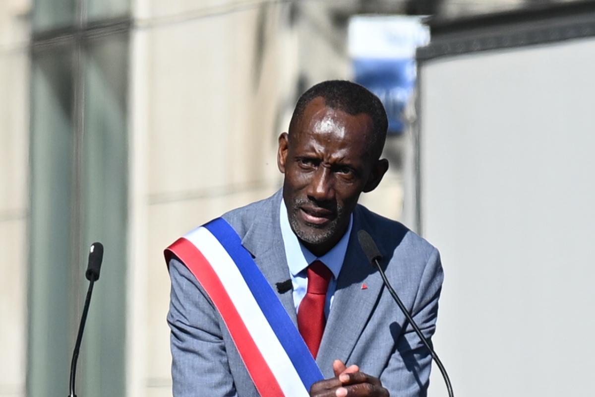 El alcalde izquierdista de Saint-Denis propone prohibir que Agrupación Nacional intervenga en los medios durante la campaña presidencial francesa