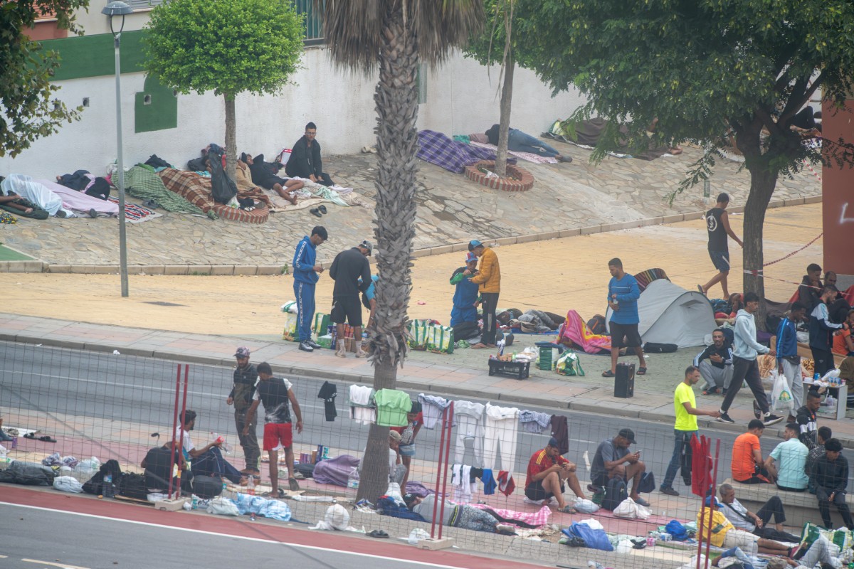 Un vídeo entregado por la Policía a la juez muestra la presencia de al menos 30 agentes marroquíes infiltrados durante la invasión de Ceuta