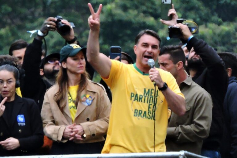 El patriota Flávio Bolsonaro registra actos multitudinarios y continúa por delante en los sondeos: «Unidos por el cambio. Vamos a liberar Brasil»