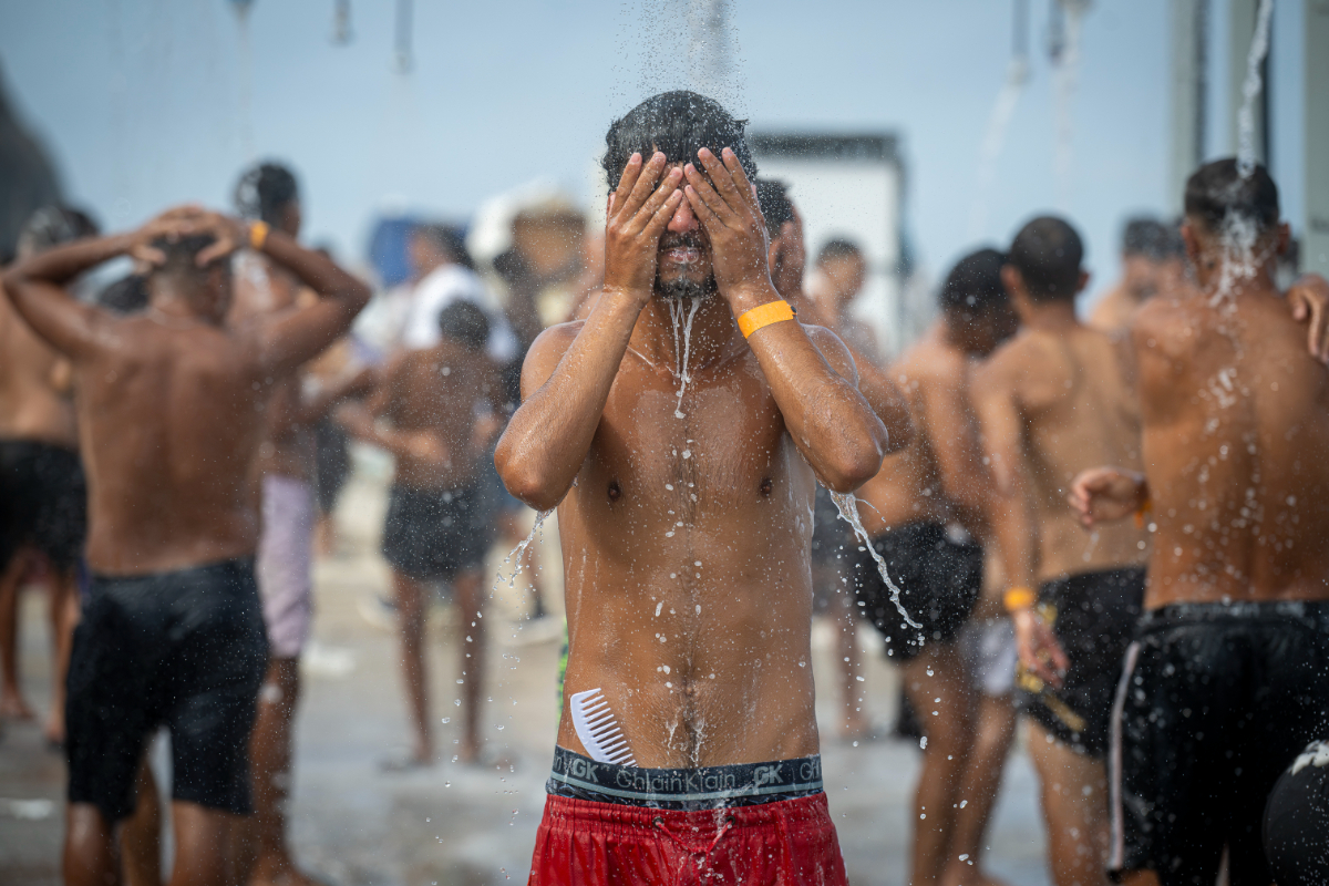 Sanidad vacuna a casi 3.000 inmigrantes ilegales en Ceuta y admite que no sabe qué porcentaje representan del total