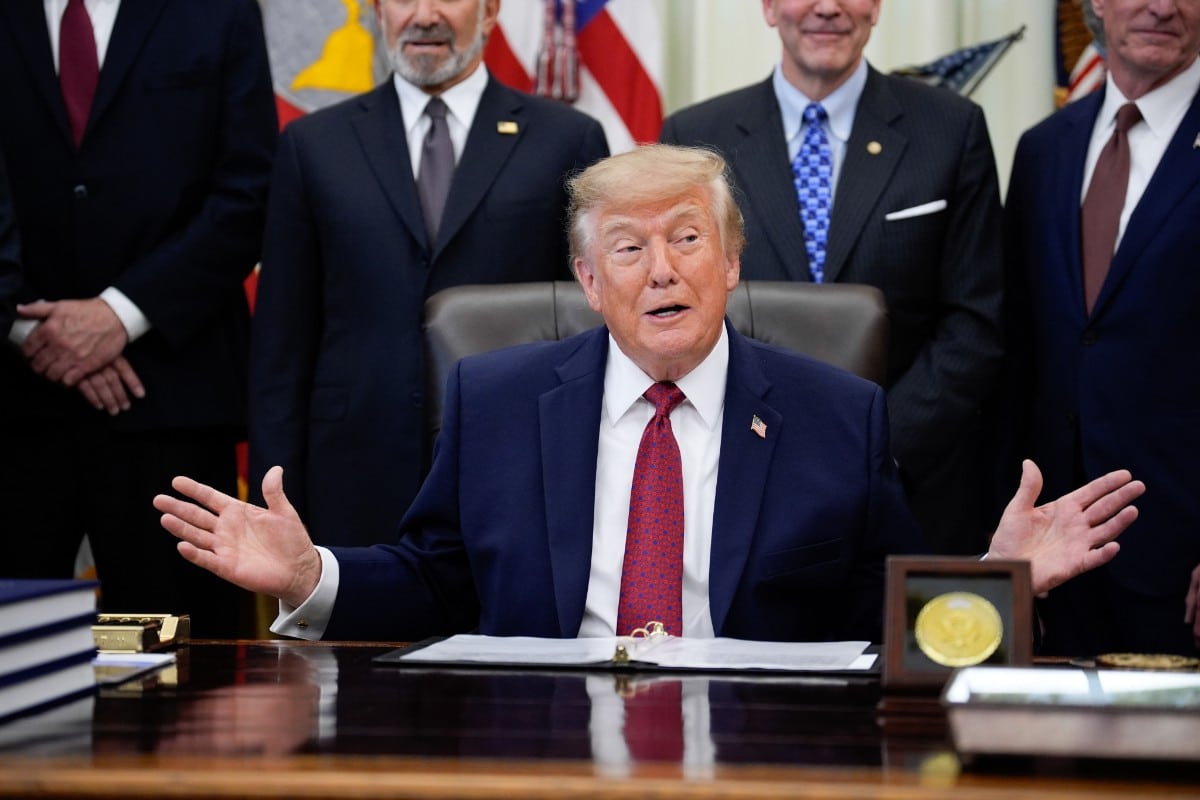 Trump urge al régimen de los ayatolás a cerrar un acuerdo: «Los volamos por los aires o hacemos un trato»