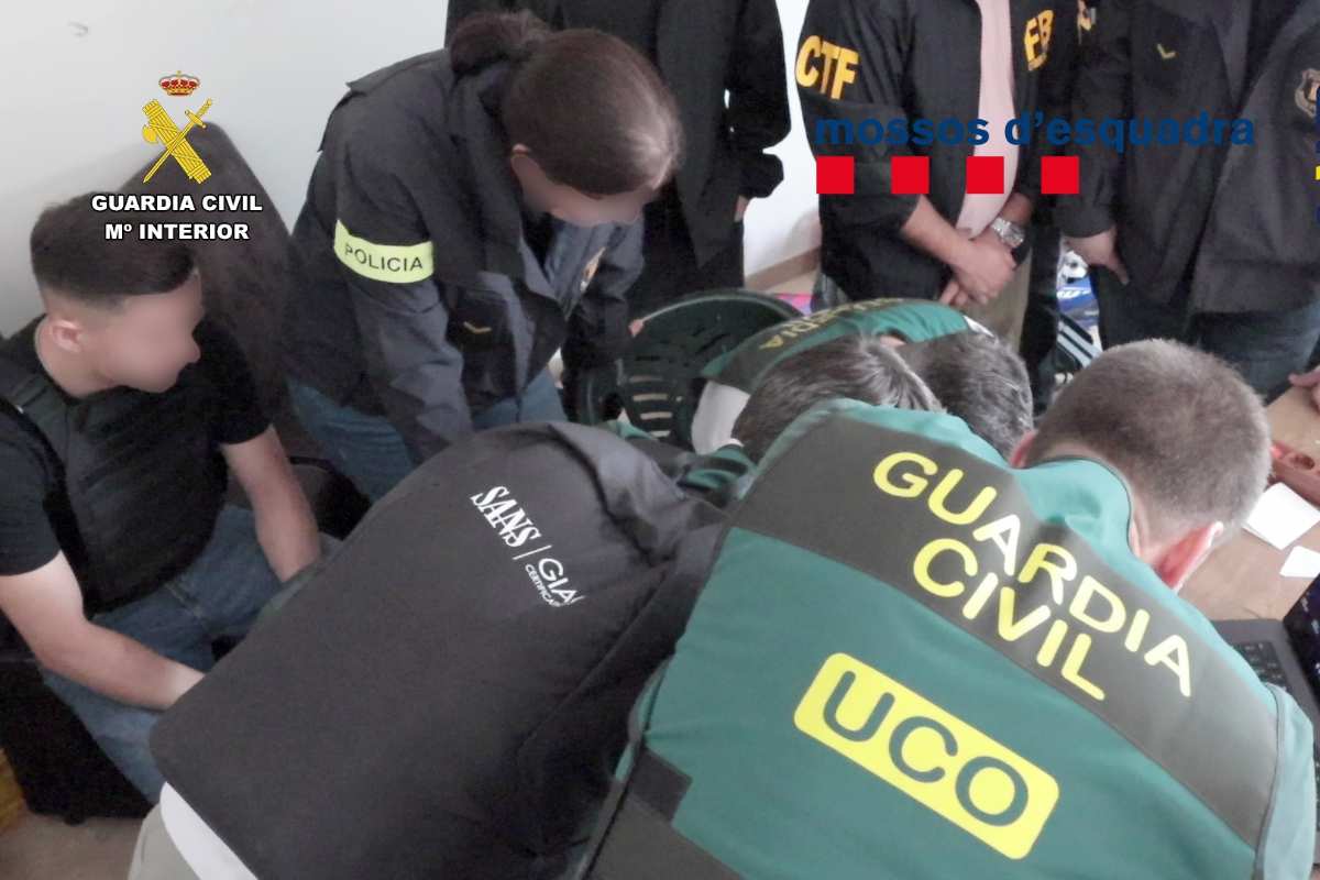 La UCO detiene en Alicante a un menor rumano acusado de administrar una banda de hackers que lanzó más de 1.000 ciberataques y extorsionaba por medio millón de euros