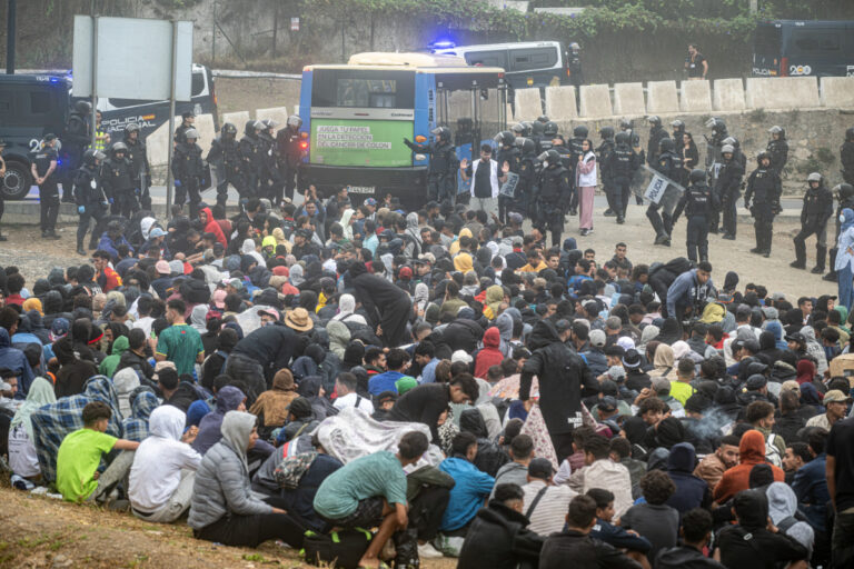 Las entradas de inmigrantes ilegales por el Estrecho aumentan un 26% sin contar todavía la invasión a Ceuta